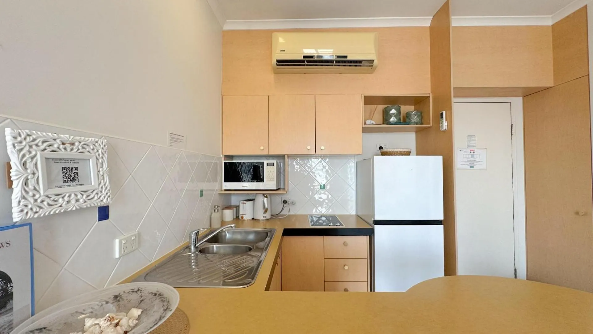 Apartment Ocean Views - Top Floor Alexandra Headland Australia
