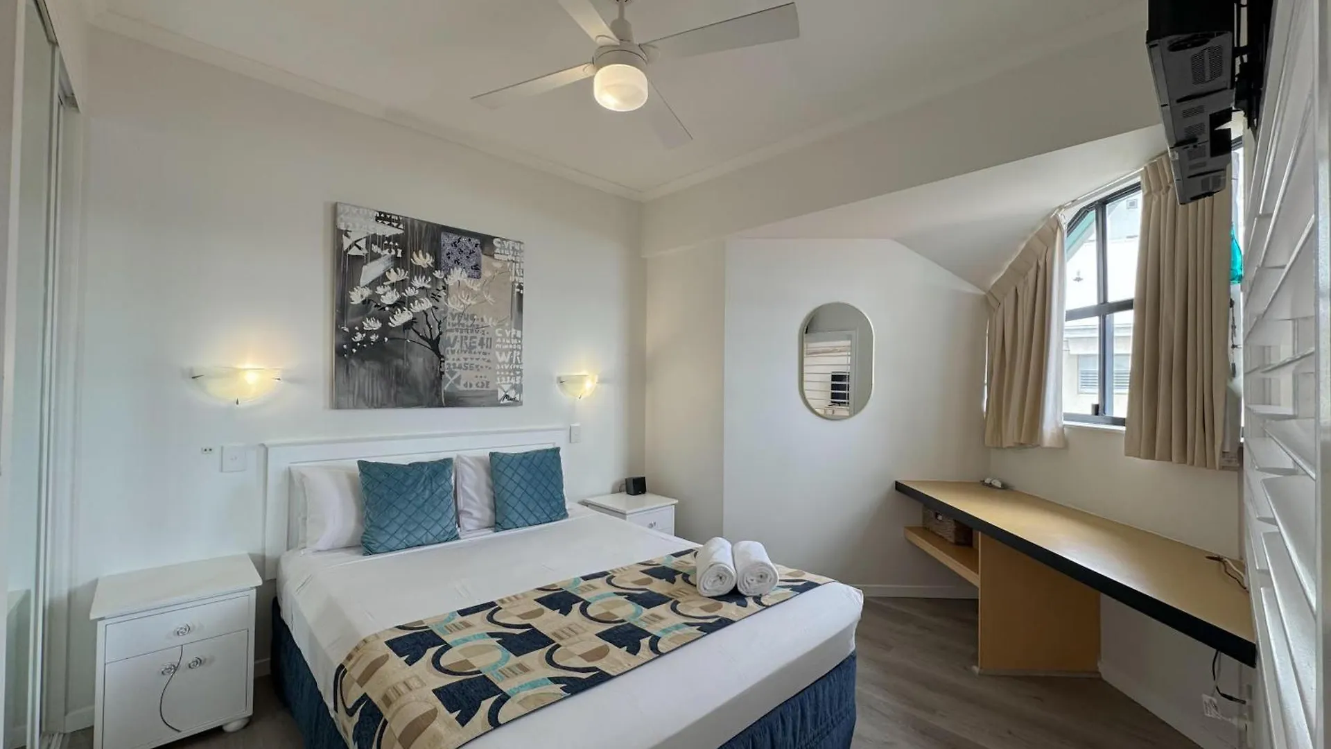 Ocean Views - Top Floor Alexandra Headland