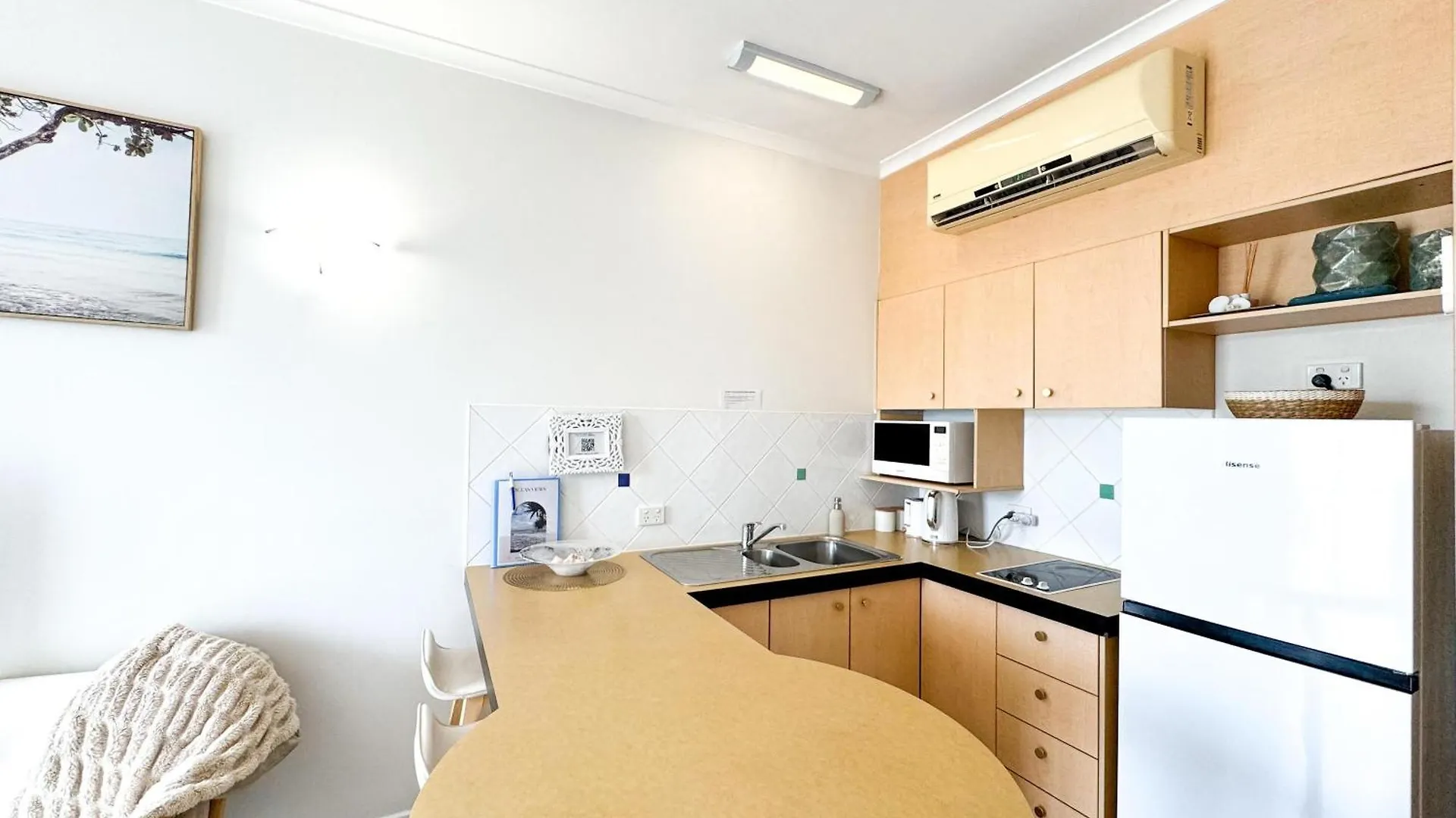 Ocean Views - Top Floor Alexandra Headland Apartment